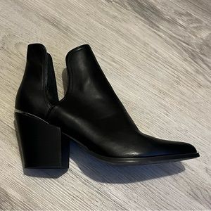 Heeled open slit boots